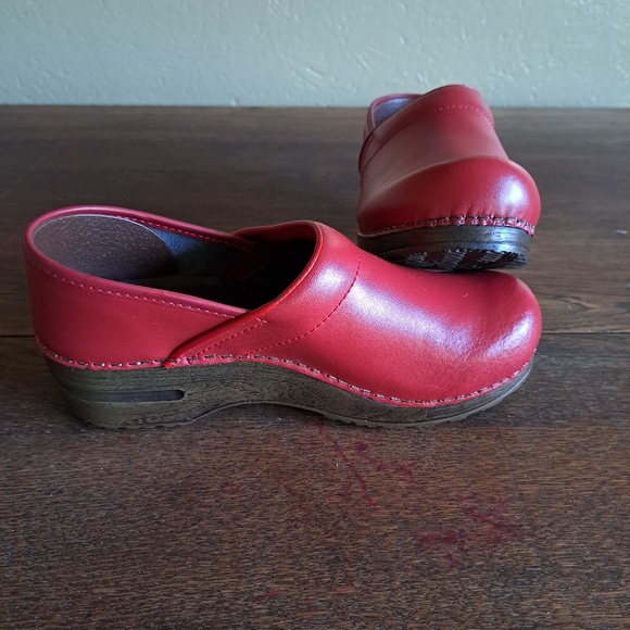 Sanita Shoes - Sanita original Danish clogs, matte red, As new,38 = 7